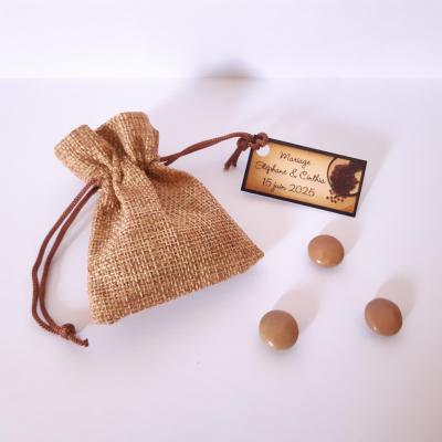 sac en toile de jute pour dragées avec étiquette dragées café