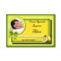 Etiquette bouteille avec citron et ruban vert sur fond jaune