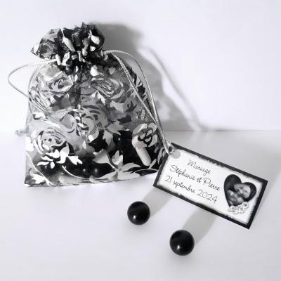 sachet en organza avec fleur noir argentée